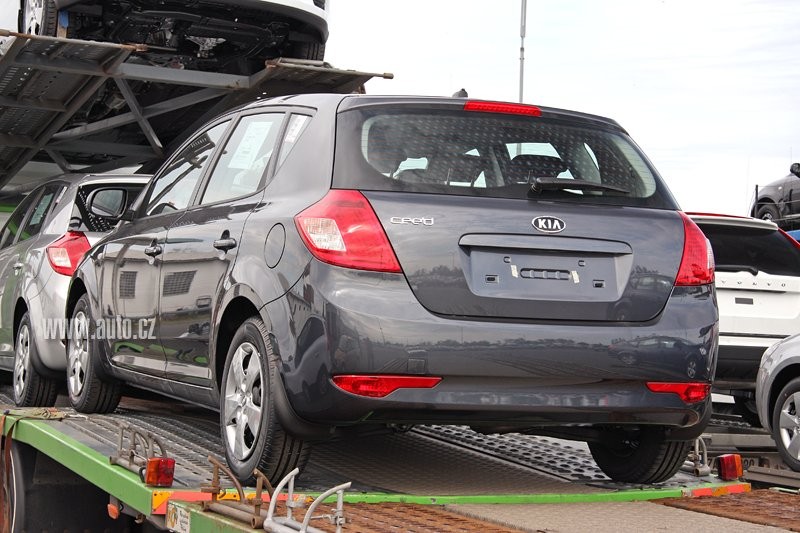 Zdjęcia szpiegowskie: zmodernizowana Kia Ceed Sporty Wagon (fotogaleria)