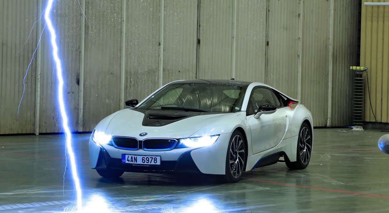 BMW i8 - samochód z piorunującym wrażeniem
