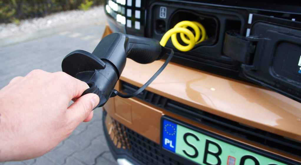 Fiat Grande Panda E ma wbudowaną "smycz"