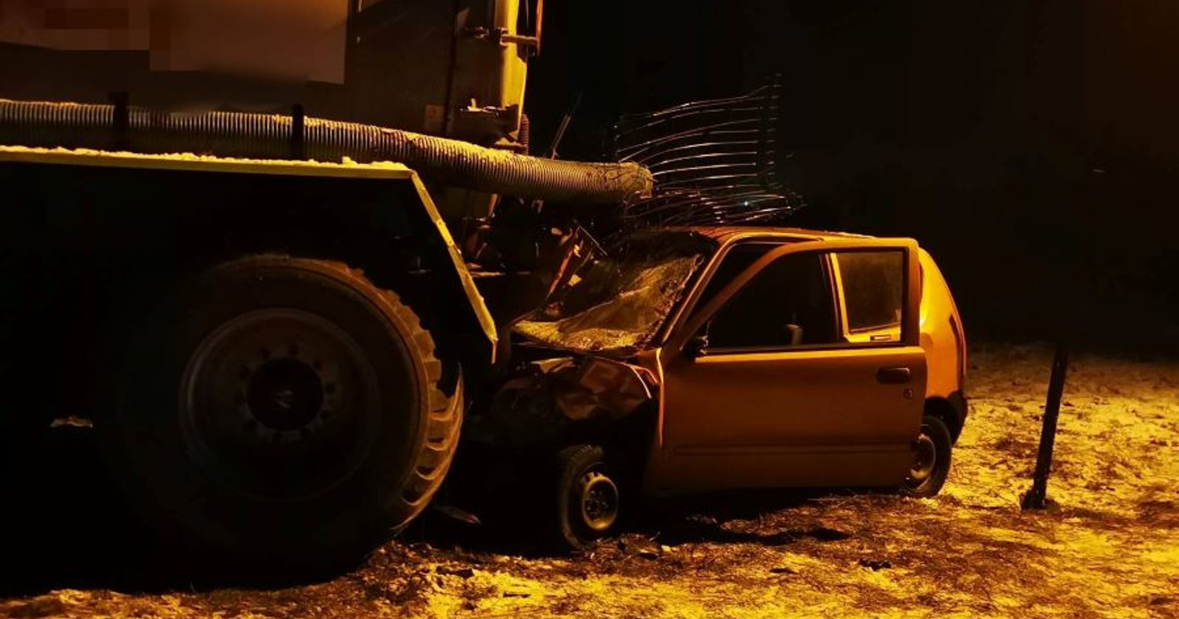 Kierowca Fiata Seicento wbił się w beczkowóz