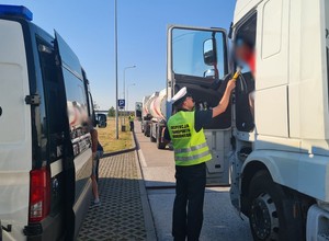Byli nietrzeźwi, a mimo to wsiedli za kierownice swoich ciężarówek