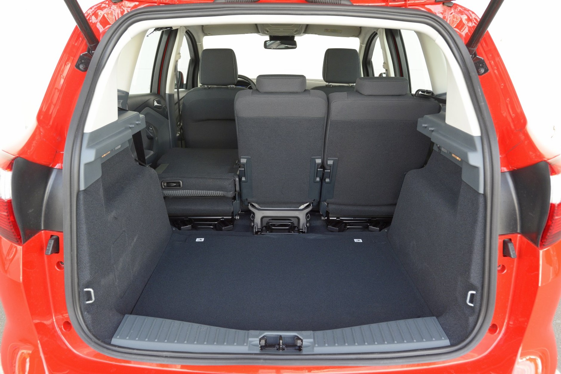 Porównanie: BMW 218d Active Tourer, Ford C-Max 2.0 TDCI, VW Golf Sportsvan 2.0 TDI