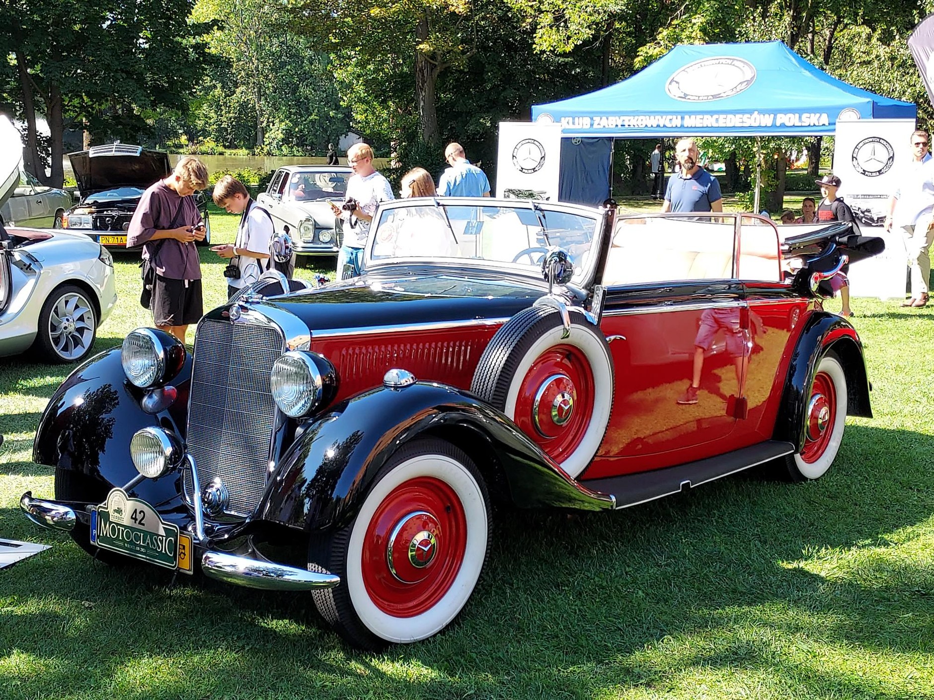 Klasyczne pojazdy na zamku Topacz 2024. Mercedes 230 z lat 30.