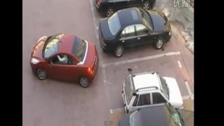 Kobiety walczą o miejsce parkingowe