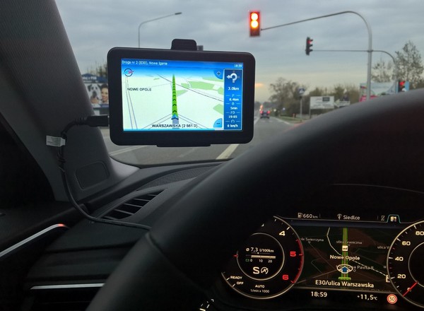Test: tania nawigacja z Biedronki – Hykker myNavi5