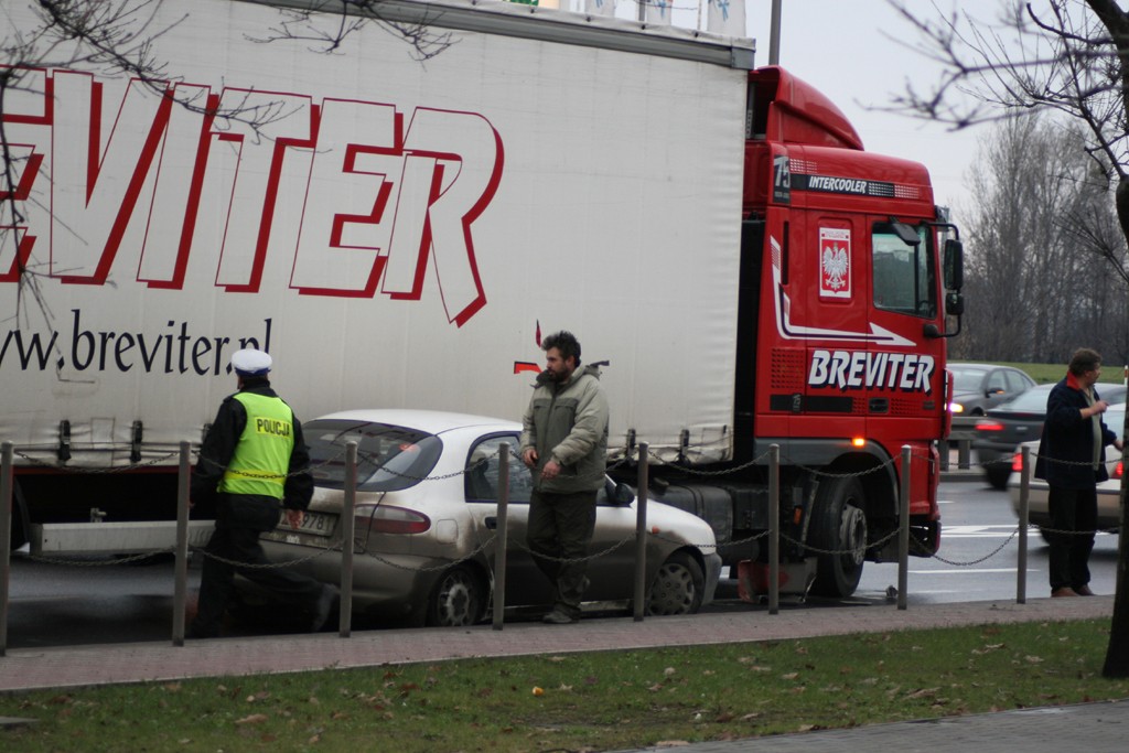 Uwaga, ciężarówka! Czyli - Duży widzi mniej!