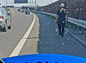 Policjant zatrzymał pieszego na S7. Mężczyzna zaskoczył odpowiedzią