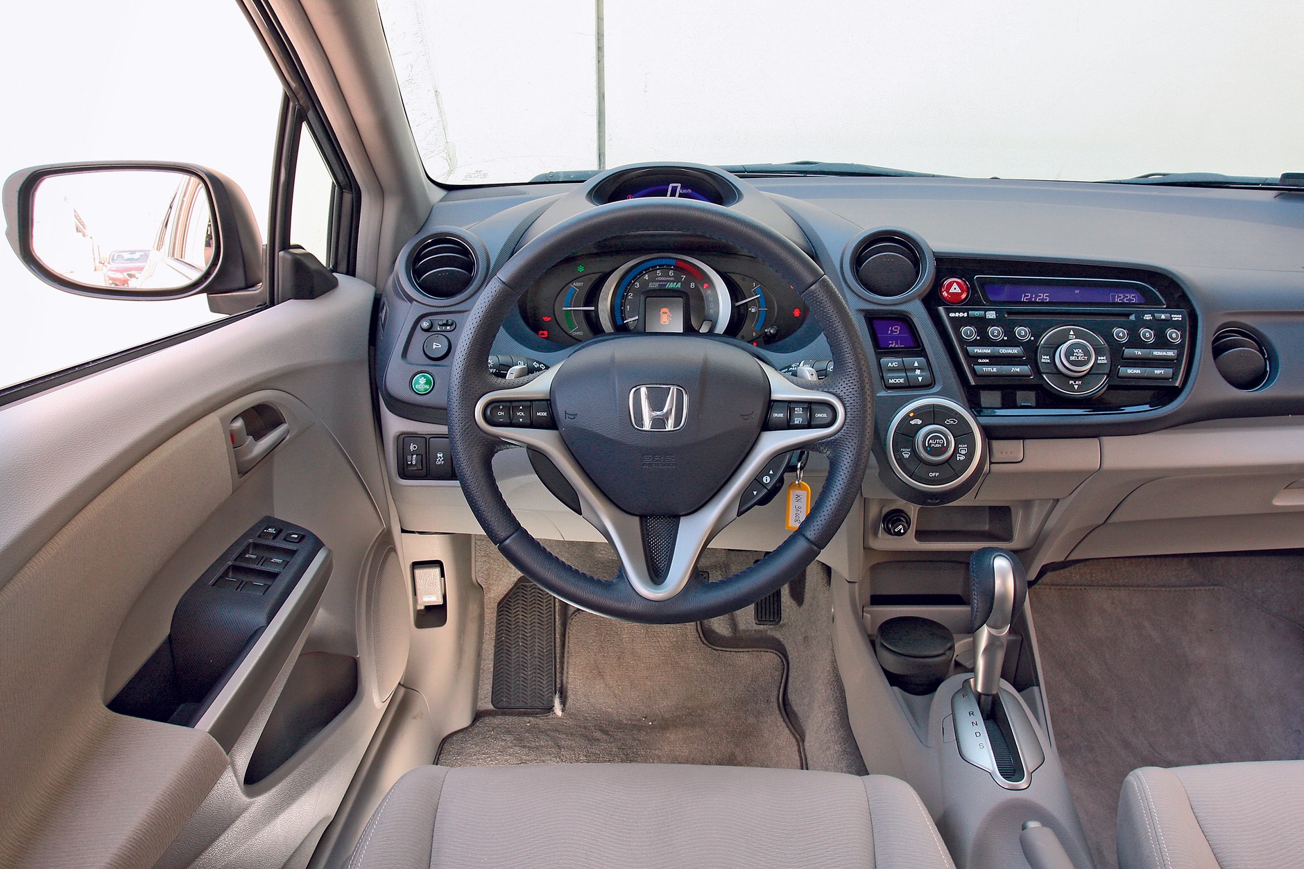 Honda znana jest z oryginalnych wnętrz wielu modeli. Środek Insighta też nie jest nudny. 