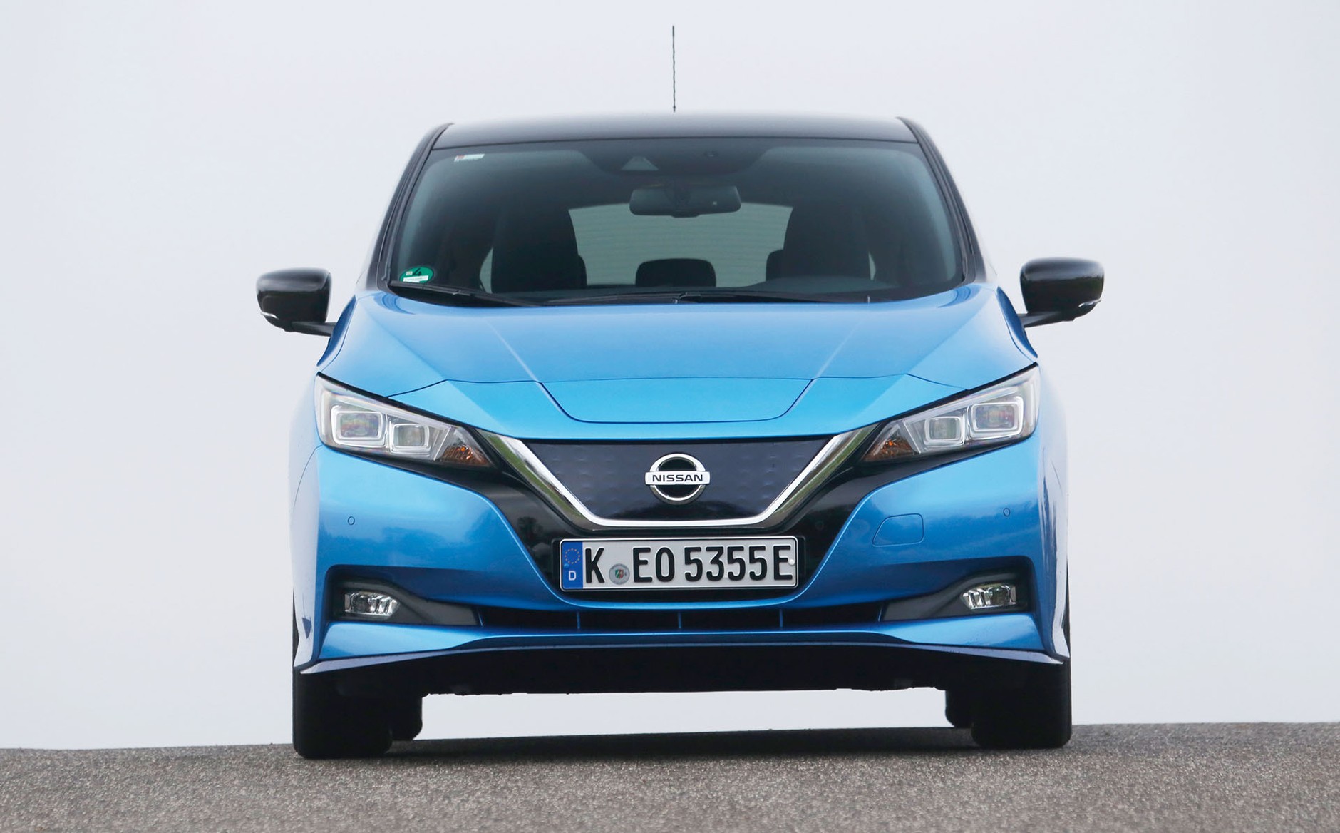 Hyundai Ioniq kontra Nissan Leaf - auta elektryczne dla ludu