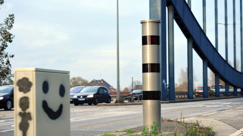 Fotoradar ukryty w przydrożnym słupku (Niemcy)