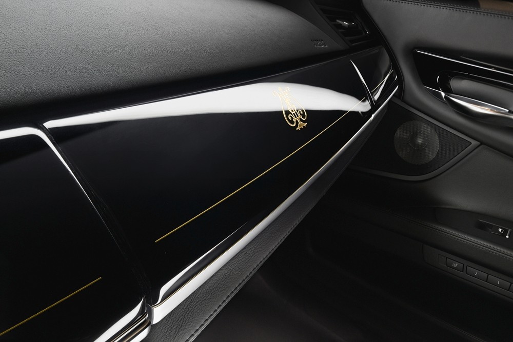BMW serii 7 ma fortepian w bagażniku
