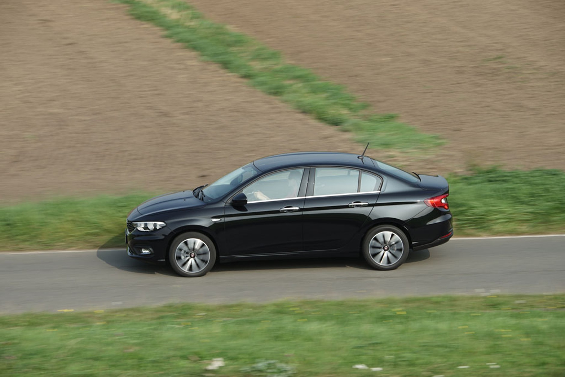 Fiat Tipo kontra Skoda Rapid - co oferują topowe wersje?