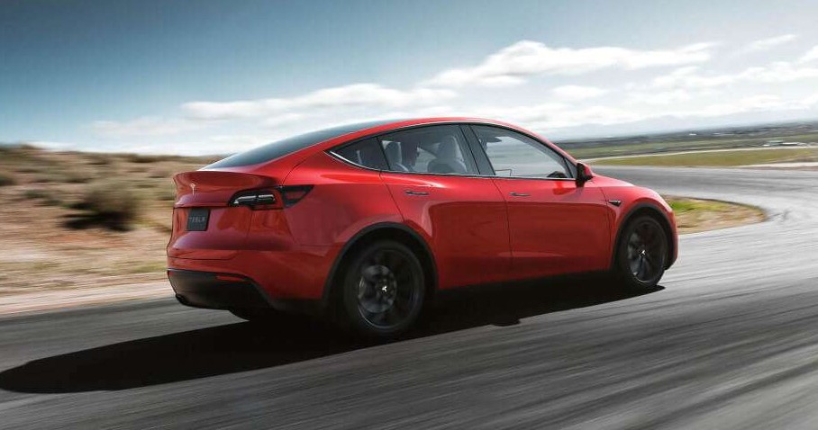 Tesli można wiele zarzucić, ale trzeba przyznać, że auta tej marki efektywnie wykorzystują energię. Tesla Model Y przy 130 km na godz. potrzebuje jej niewiele więcej niż malutkie auta miejskie, takie jak Fiat 500 czy Hyundai Inster. W wersji  Long Range to auto rzeczywiście nadaje się na długie trasy.