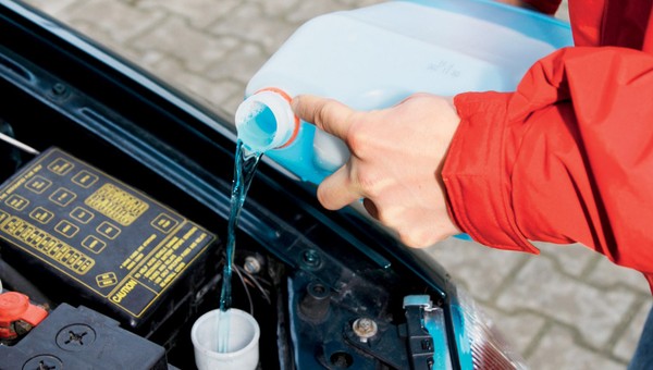 Test płynów do spryskiwaczy: sprawdziliśmy czy, śmierdzą, trują lub zamarzają