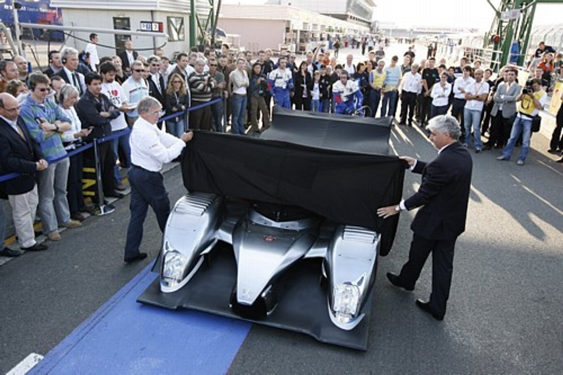 Peugeot 908 HY - hybrydowy bolid z dieslem