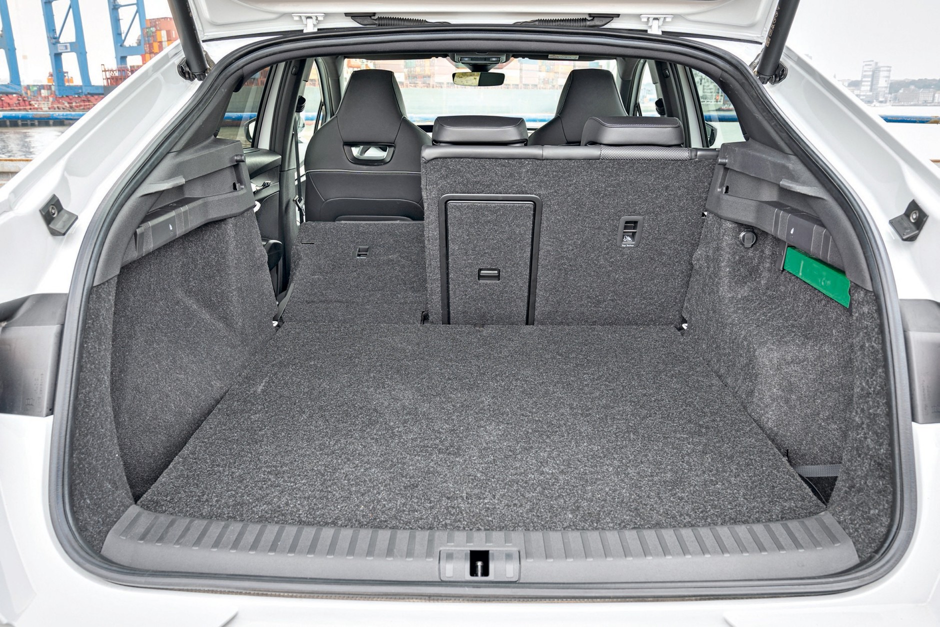 Skoda Enyaq Coupe 2022 - w pełni wyłożony wykładziną bagażnik pomieści od 570 do 1610 litrów. Próg załadunku na wysokości 77 centymetrów.