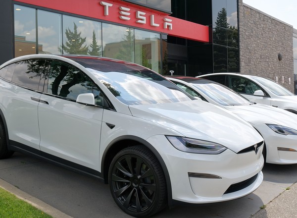 Te marki rządzą w Europie. Tesla spada dalej, wyprzedził ją BYD. I to w jakim stylu!