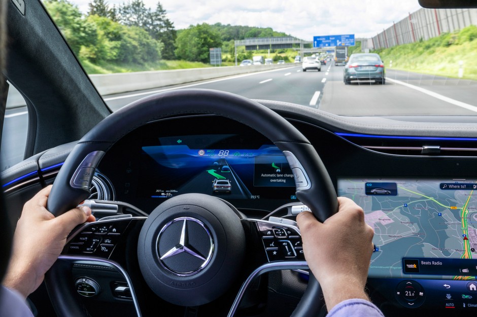 Drive Pilota 95 w Mercedesie potrafi – korzystając z "autopilota" na poziomie 2+ – wyprzedzać na autostradzie. System działa na wybranych odcinkach autostrad m.in. w Niemczech
