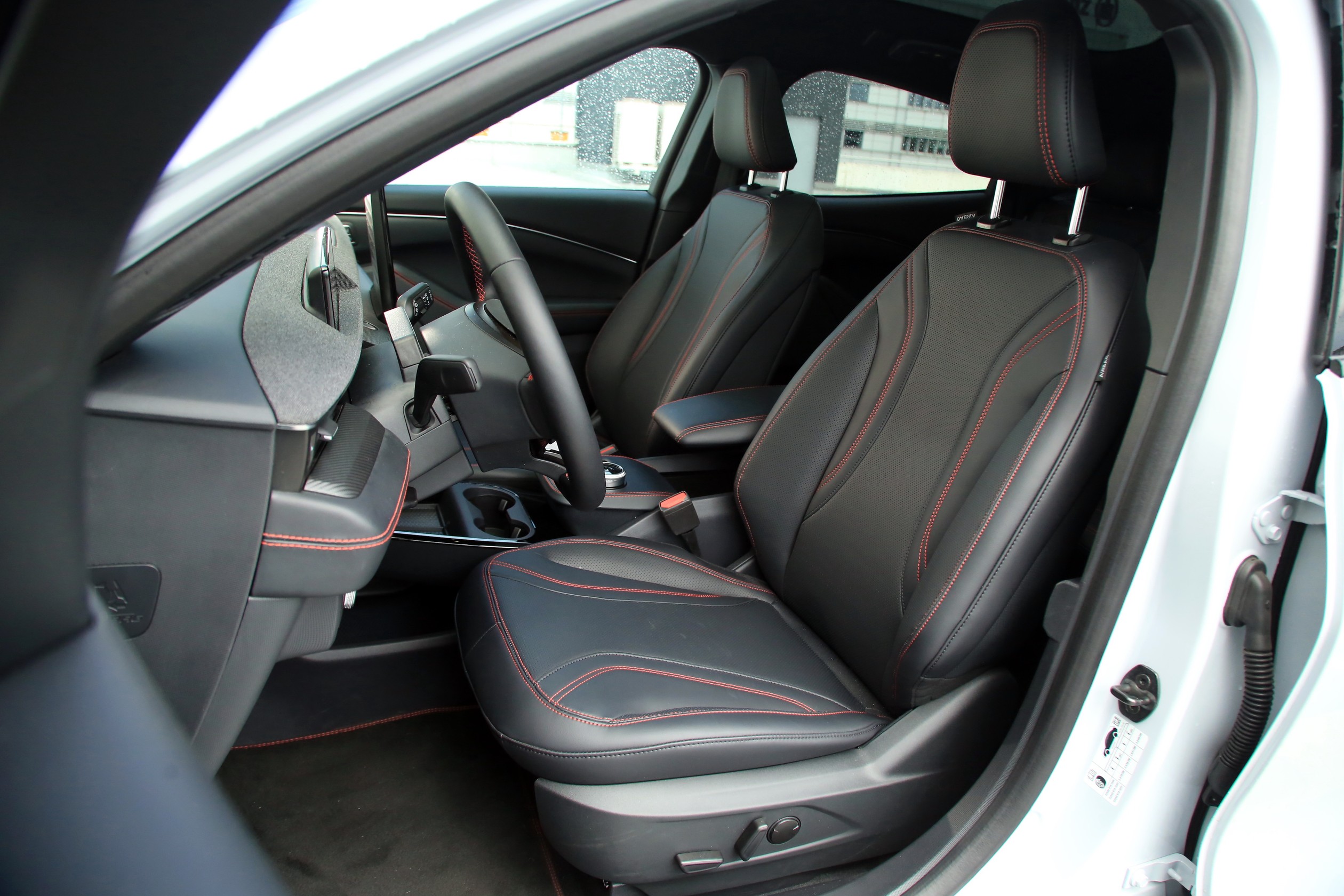 Elektrycznie sterowane skórzane fotele z funkcją podgrzewania sprawdzają się w trasach, ale nie podczas ostrej jazdy.