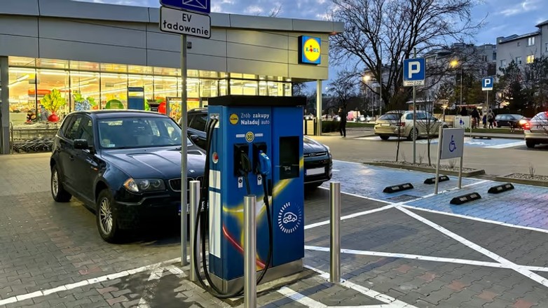 Znak D-18 na parkingu Lidla