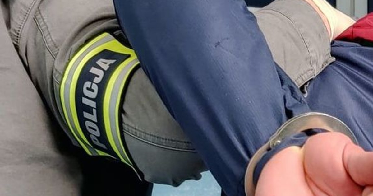 Bełchatów. Policja odzyskała skradzione Kangoo i sporą sumę. Złodziej w ramach przeprosin "kupił nawet wino"