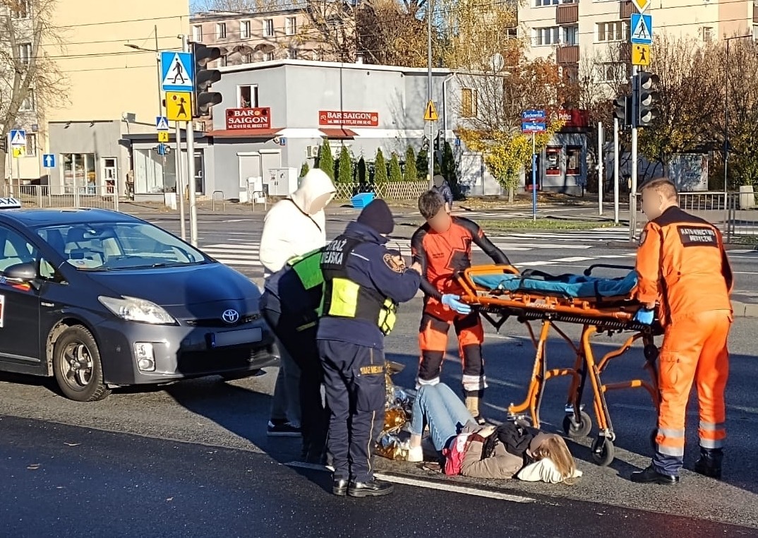 Taksówkarz potrącił na pasach kobietę