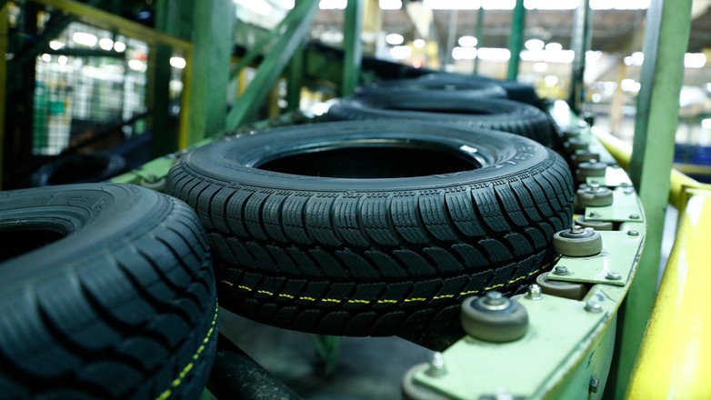 Produkcja opon w fabryce w Dębicy
