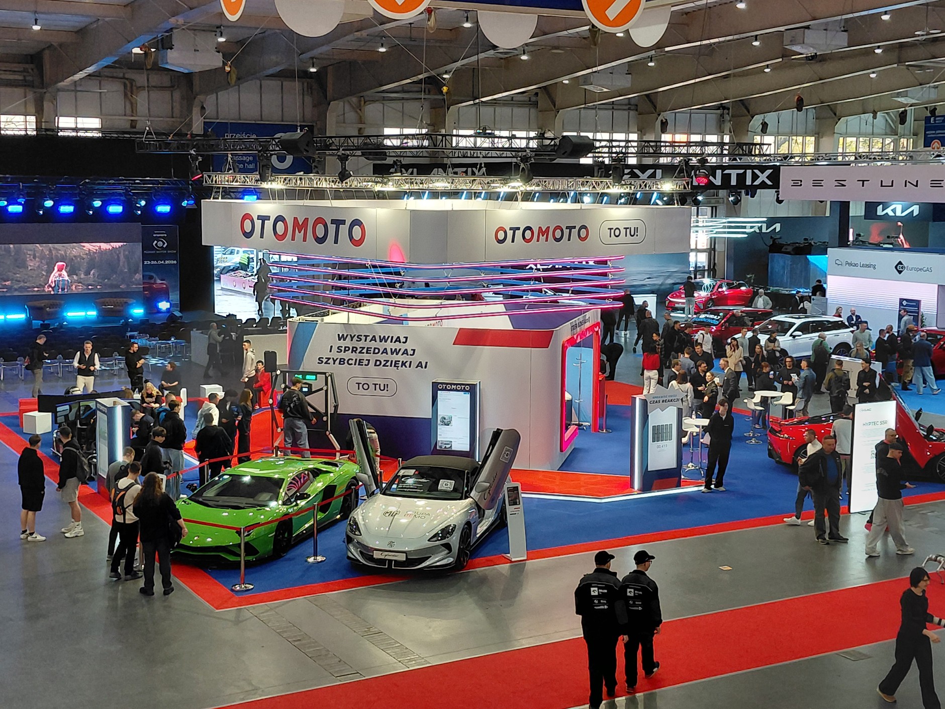 Podczas targów Poznań Motor Show imponujące stoisko OTOMOTO cieszylo się dużym zainteresowaniem oglądających. Na miejscu można było m.in. przetestować oparte na sztucznej inteligencji rozwiązania ułatwiające sprzedaż i zakup aut.