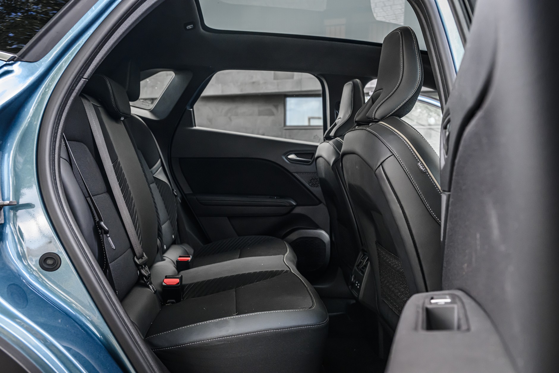 Renault Symbioz: szklany, elektronicznie przyciemniany dach Solarbay to gadżet, którego konkurencja w tym segmencie nie ma w ofercie.