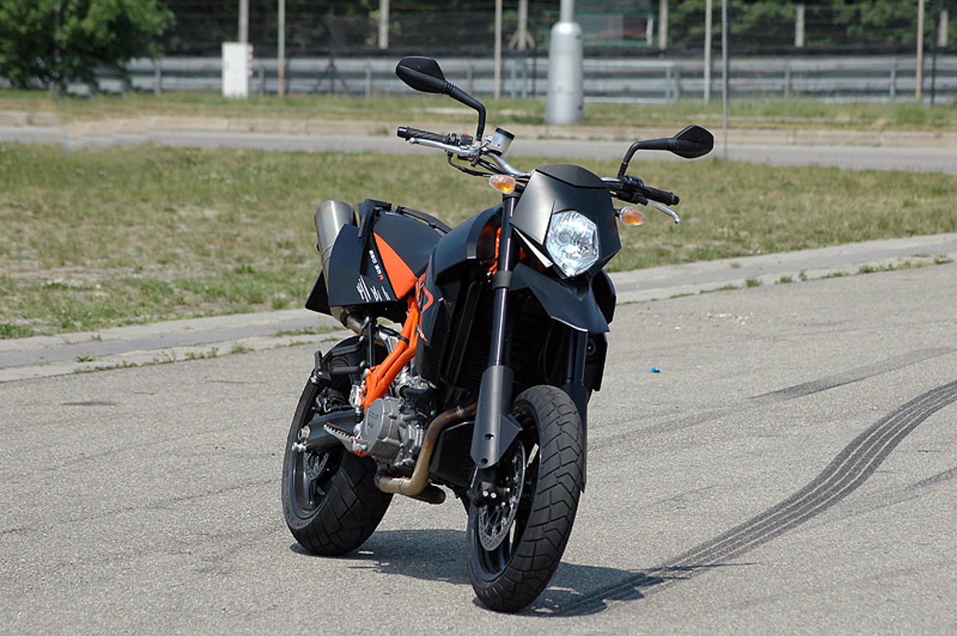 KTM 950 Supermoto R: duży dzikus (test)