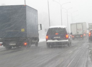 Trudne warunki drogowe, ciężarówki blokują dojazdy do przejść granicznych
