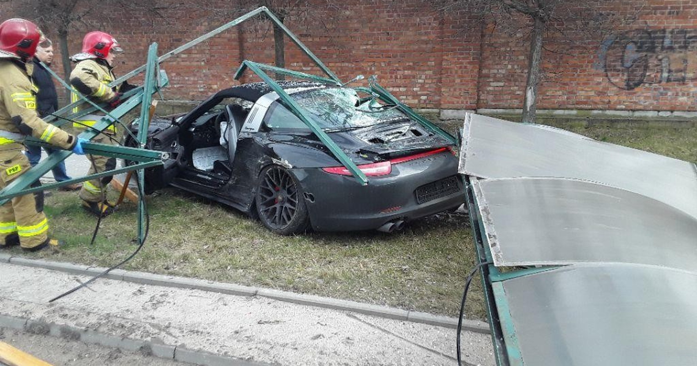 Porsche 911 skosiło wiatę przystankową w Łodzi