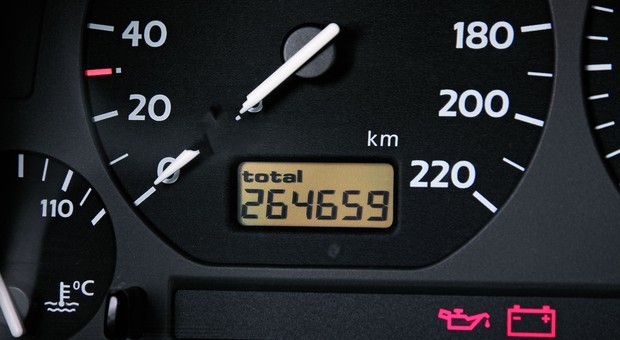 Ile można stracić, kupując auto po korekcie licznika? Jak sprawdzić realny przebieg?
