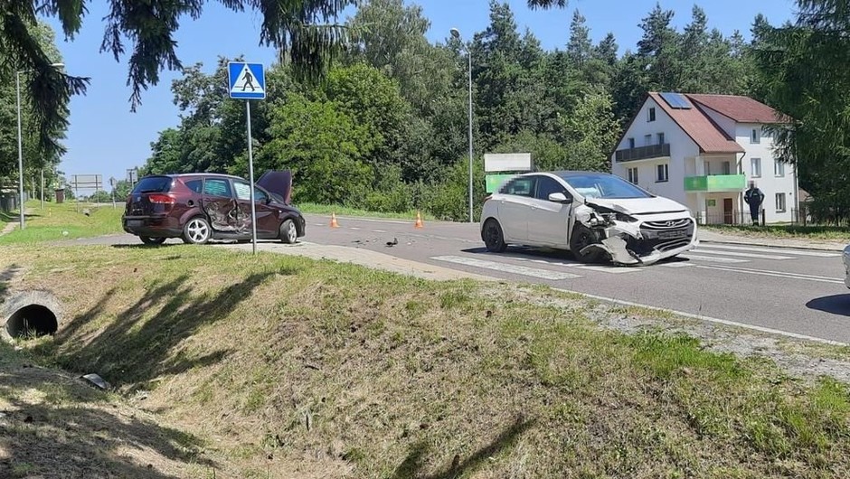 Obraz pochodzący z serwisu https://zamosc.policja.gov.pl/lza/informacje/aktualnosci/147100,Zderzenie-dwoch-osobowek-w-Adamowie.html