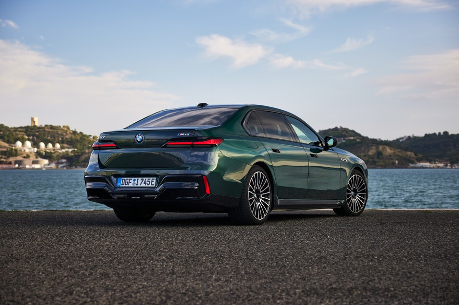 BMW i7 M70