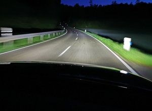 Sprawdziliśmy, jak działają światła LED Matrix w Audi A8. To już nie reflektory, a projektory