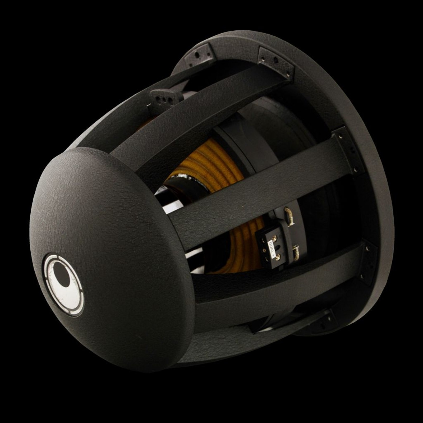 W jednej z najmocniejszych serii subwooferów stosuje nietypowo magnesy neodymowe.