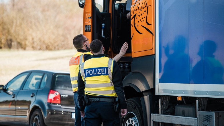 Kontrola ciężarówki przez niemiecką policję. Zdjęcie ilustracyjne