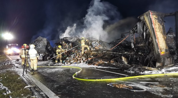 Na autostradzie A1 spłonęły dwie ciężarówki. Trzy osoby zostały ranne [ZDJĘCIA]