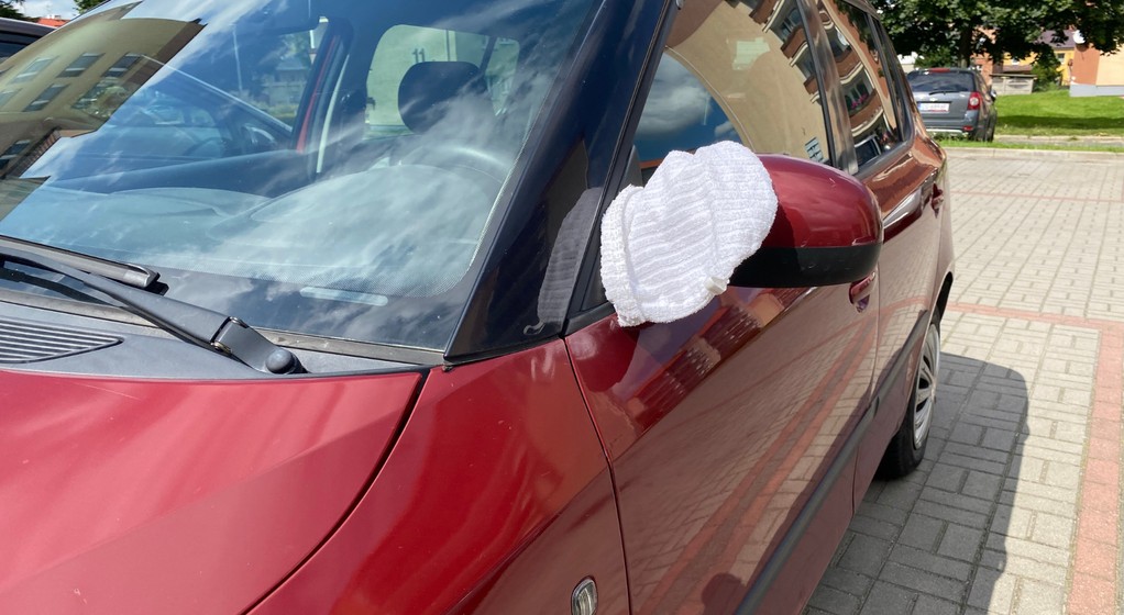 Obwinął lusterko białym ręcznikiem. To ważny znak dla kierowców i służb