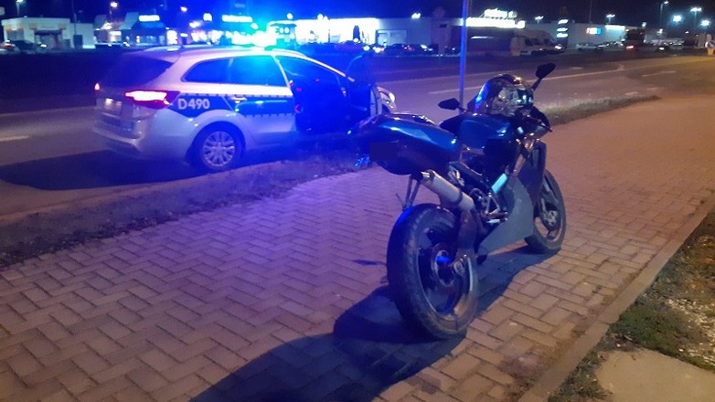 Chciał zakończyć sezon motocyklowy, paląc gumę na chodniku