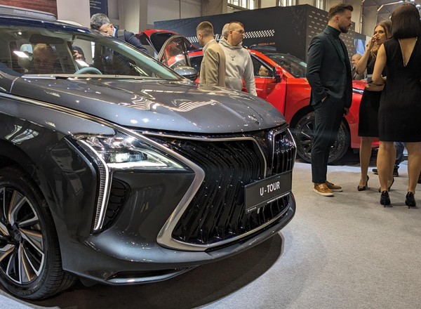 Chiński Forthing U-Tour szokuje ceną. Naprawdę tylko tyle kosztuje prawie 5-metrowy 7-osobowy minivan?