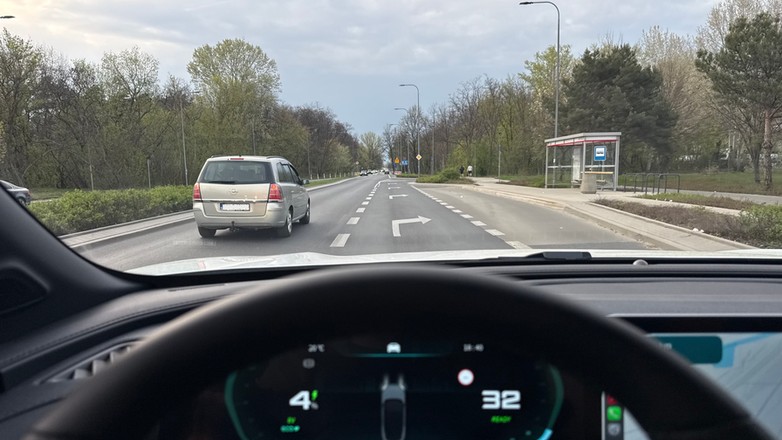 Ucieczka z pasa, który skręca, ale się nie kończy, w żadnym wypadku nie jest jazdą na suwak