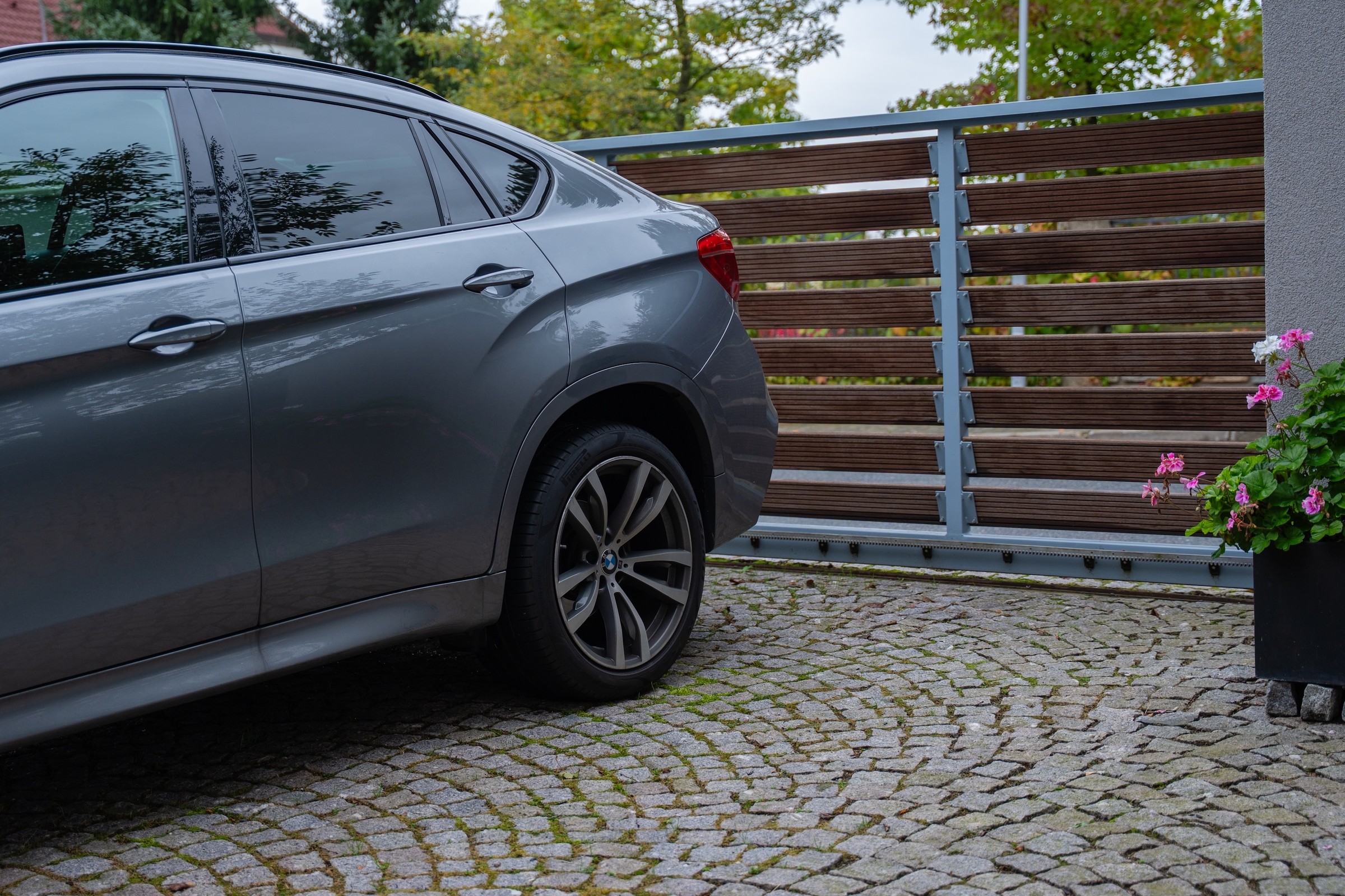 Zaparkował przed garażem, auto skradziono. Ubezpieczyciel mocno obniżył odszkodowanie