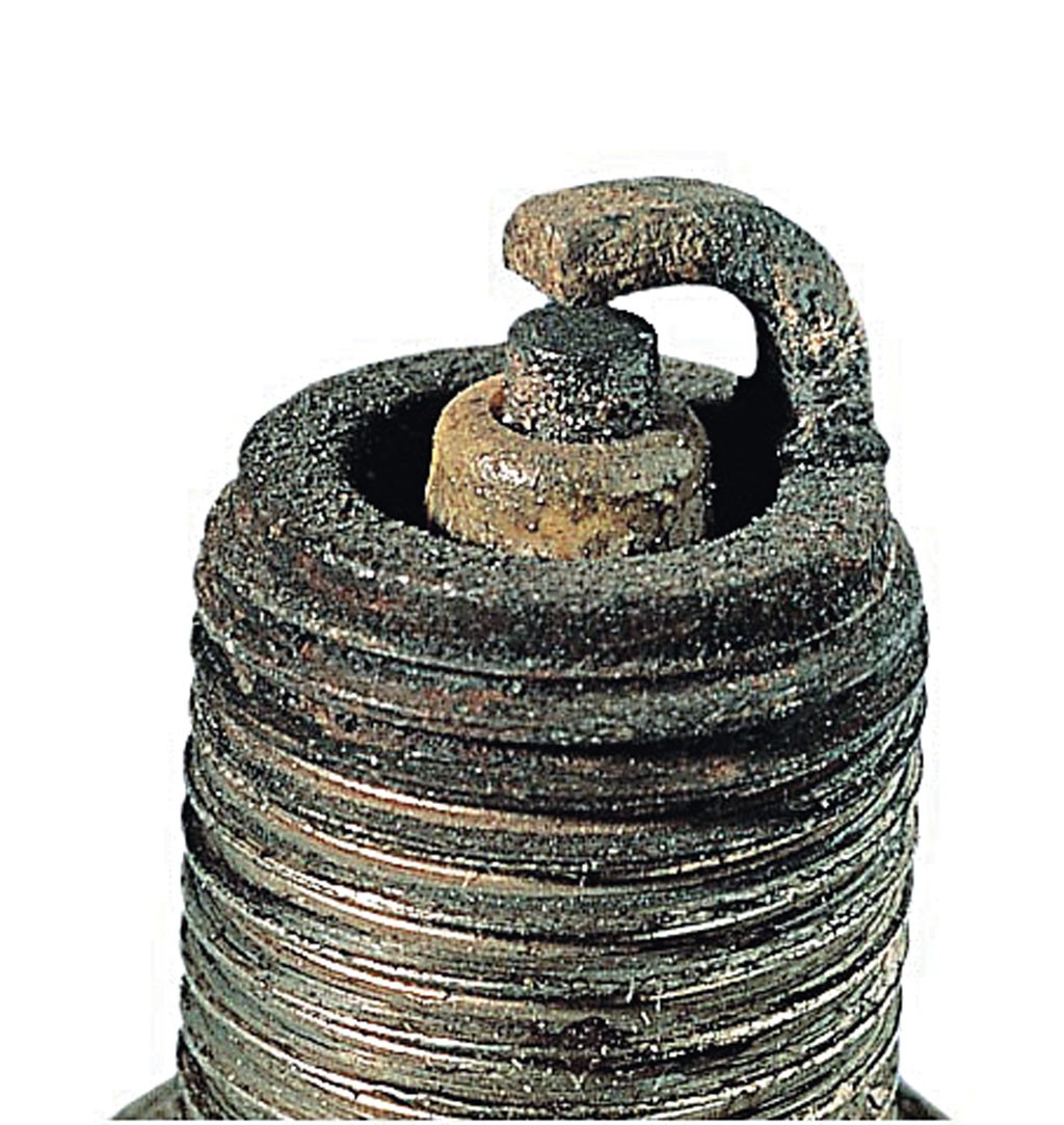 Glazurowanie - przyczyną glazurowania świec zapłonowych jest stosowanie niepożądanych dodatków do paliwa powodujących tworzenie się nagaru podobnego do szkliwa. W efekcie tego na powierzchni świecy powstaje warstwa izolatora.