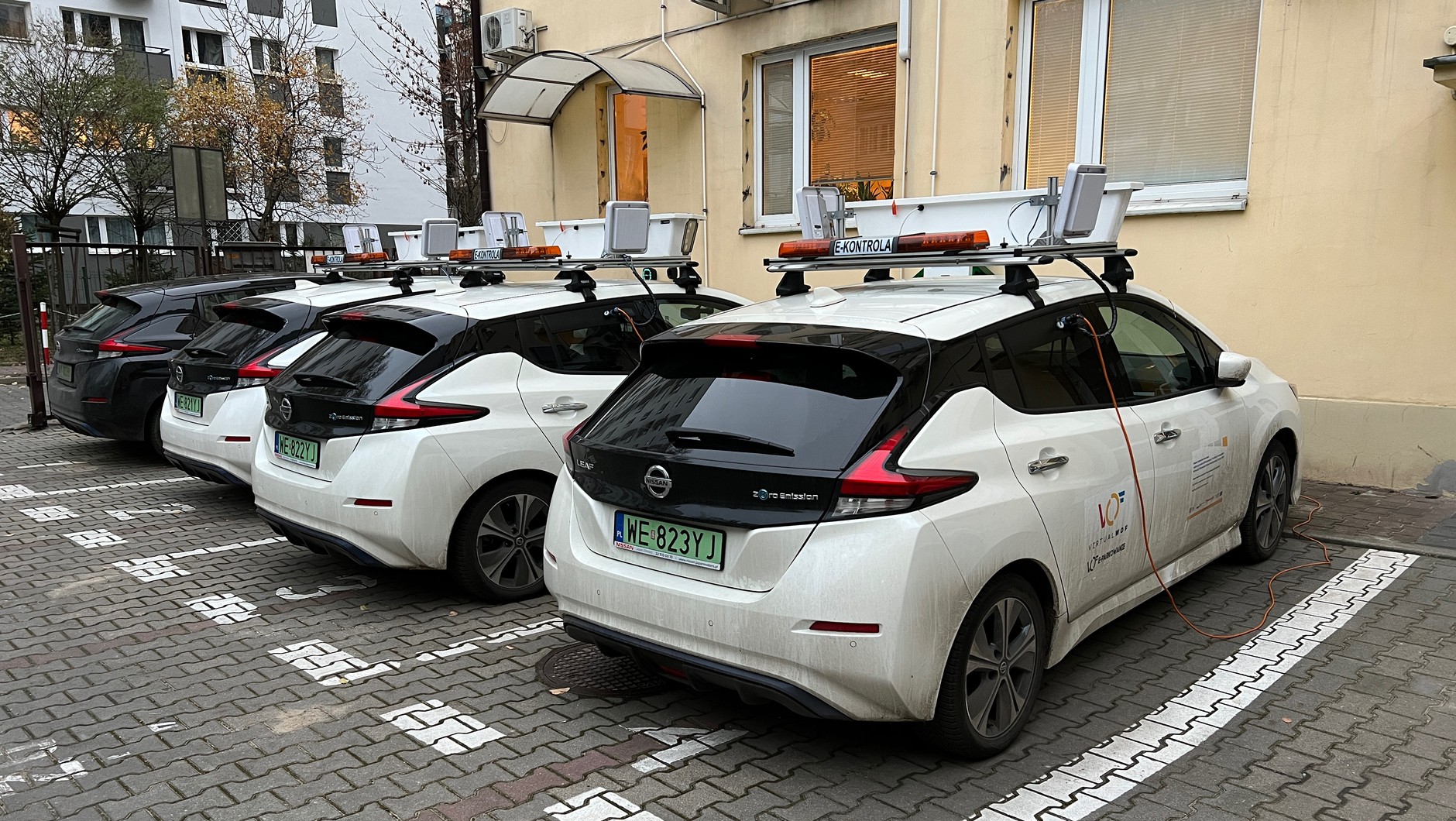 W Warszawie ulice stołecznej strefy płatnego parkowania patroluje dziewięć elektrycznych Nissanów Leafów