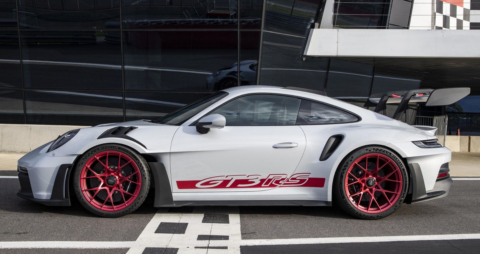 Porsche 911 GT3 RS (kod 992) z lakierem Ice Grey Metallic za 18 tys. 364 zł