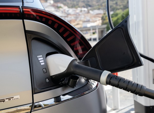 Które samochody elektryczne ładują się najszybciej? Zwycięzca zdominował stawkę [RANKING]