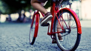 Rowerzysta zasłabł. Aż trudno uwierzyć, ile miał lat!