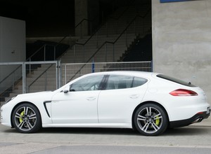 Tak jeździ Porsche z hybrydą typu plug-in